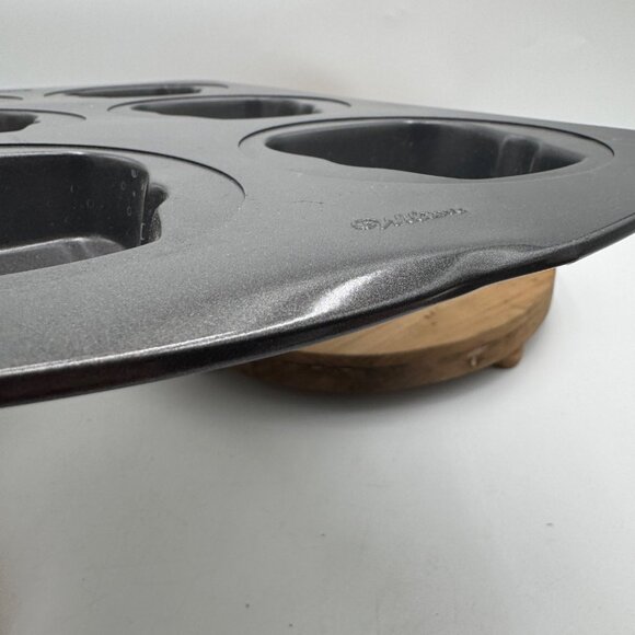 SKULL MINI CAKE PAN 6 Cupcakes Heads Halloween Mold Skeleton Non-Stick Wilton 3D - Picture 4 of 9